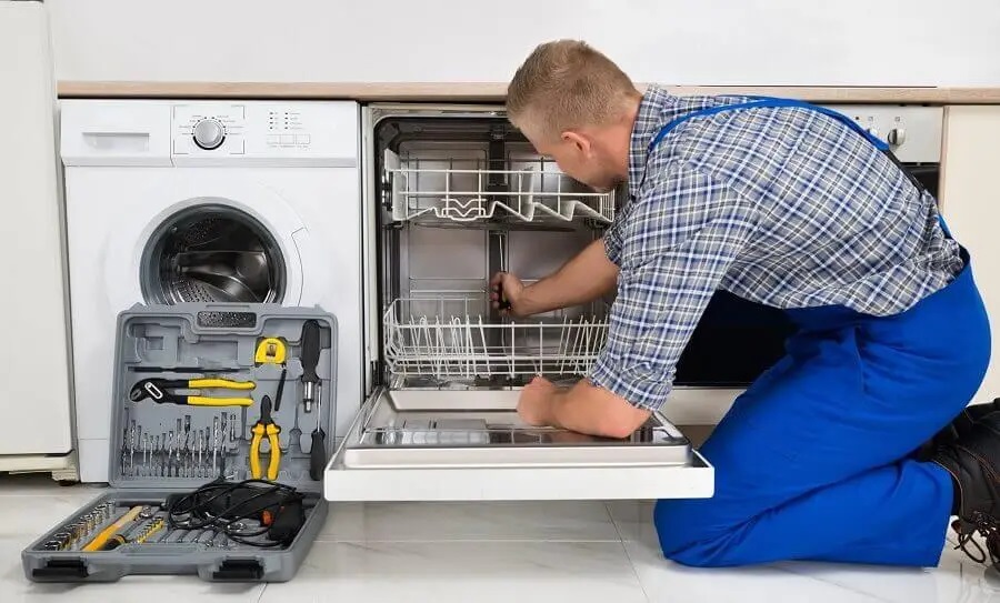 Foça Protherm servisi teknisyen ekibi beyaz eşya tamiri yaparken